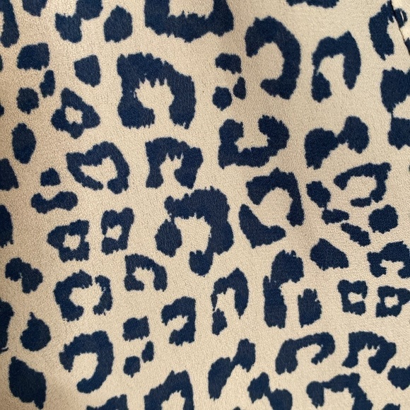 UNTUCKit Sylvia animal Print Button Down Long Sleeve Blouse in White/Blue - Picture 5 of 10